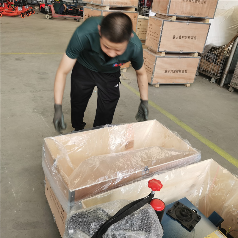 4S店轎車(chē)輪胎拆裝機(jī)使用注意事